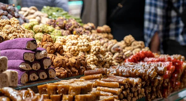 İstanbul 'daki Mısır pazarında çeşitli lezzet ve stillerde geleneksel Türk tatlı baklawası. Grand Bazar Baklava Ramazan 'daki tatlı dükkanında.