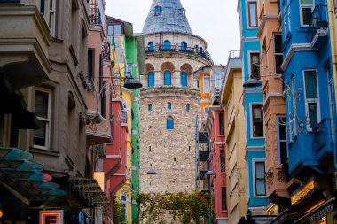 ISTANBUL, TURKEY - Aralık 2022 Galata Tower in the Foggy Morning Video, Galata Beyoğlu, İstanbul Türkiye