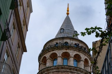 ISTANBUL, TURKEY - Aralık 2022 Galata Tower in the Foggy Morning Video, Galata Beyoğlu, İstanbul Türkiye