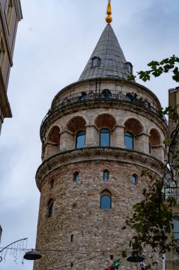 ISTANBUL, TURKEY - Aralık 2022 Galata Tower in the Foggy Morning Video, Galata Beyoğlu, İstanbul Türkiye