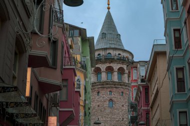 ISTANBUL, TURKEY - Aralık 2022 Galata Tower in the Foggy Morning Video, Galata Beyoğlu, İstanbul Türkiye