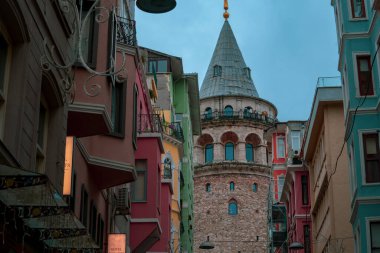 ISTANBUL, TURKEY - Aralık 2022 Galata Tower in the Foggy Morning Video, Galata Beyoğlu, İstanbul Türkiye