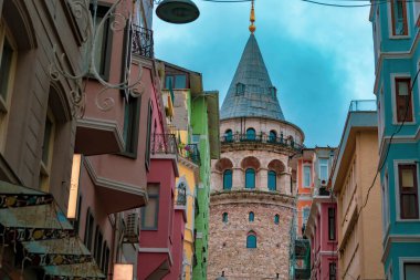 ISTANBUL, TURKEY - Aralık 2022 Galata Tower in the Foggy Morning Video, Galata Beyoğlu, İstanbul Türkiye