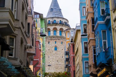 ISTANBUL, TURKEY - Aralık 2022 Galata Tower in the Foggy Morning Video, Galata Beyoğlu, İstanbul Türkiye