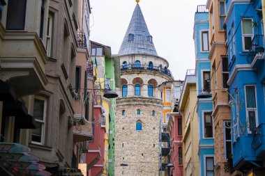 ISTANBUL, TURKEY - Aralık 2022 Galata Tower in the Foggy Morning Video, Galata Beyoğlu, İstanbul Türkiye