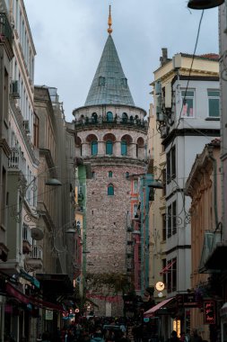 ISTANBUL, TURKEY - Aralık 2022 Galata Tower in the Foggy Morning Video, Galata Beyoğlu, İstanbul Türkiye
