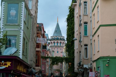 ISTANBUL, TURKEY - Aralık 2022 Galata Tower in the Foggy Morning Video, Galata Beyoğlu, İstanbul Türkiye