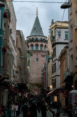 ISTANBUL, TURKEY - Aralık 2022 Galata Tower in the Foggy Morning Video, Galata Beyoğlu, İstanbul Türkiye