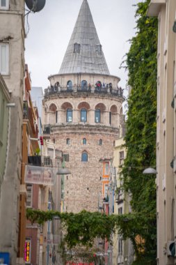 ISTANBUL, TURKEY - Aralık 2022 Galata Tower in the Foggy Morning Video, Galata Beyoğlu, İstanbul Türkiye