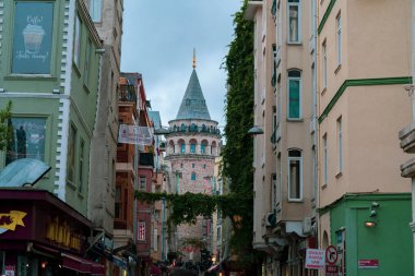 ISTANBUL, TURKEY - Aralık 2022 Galata Tower in the Foggy Morning Video, Galata Beyoğlu, İstanbul Türkiye