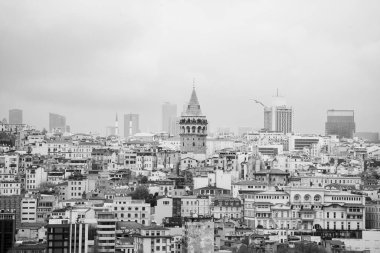 ISTANBUL, TURKEY - Aralık 2022 Galata Tower in the Foggy Morning Video, Galata Beyoğlu, İstanbul Türkiye