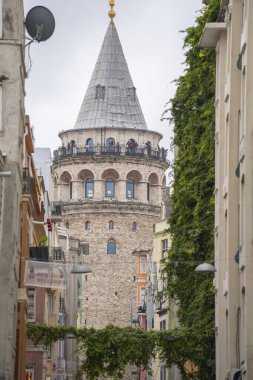 ISTANBUL, TURKEY - Aralık 2022 Galata Tower in the Foggy Morning Video, Galata Beyoğlu, İstanbul Türkiye