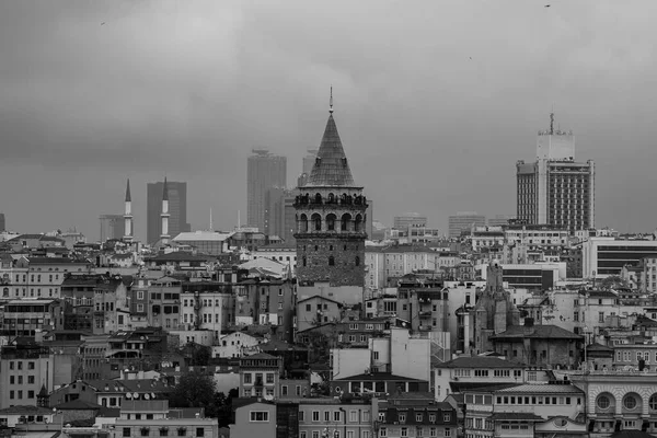 伊斯坦布尔 土耳其伊斯坦布尔 2022年12月 土耳其伊斯坦布尔 Galata Beyoglu Foggy Morning Video中的Galata塔 — 图库照片