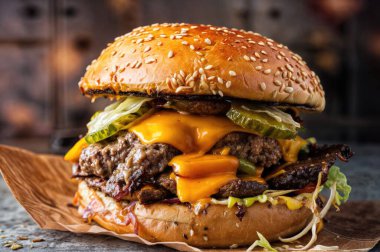 Alevler içinde leziz bir biftek burgeri.