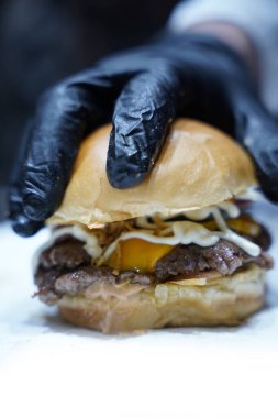 Şef ızgarada hamburgeri çeviriyor..