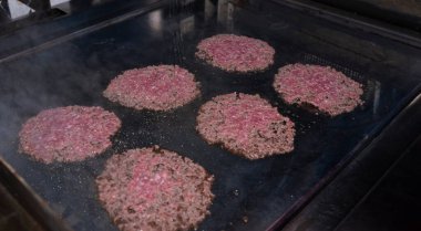 Köftelerde cızırdayan hamburger köfteleri..