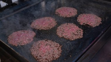 Köftelerde cızırdayan hamburger köfteleri..