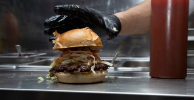Aşçı gurme yapıyor marul ve soslu ezme burger.