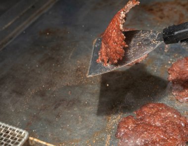 Şefin ızgara ızgara köfteyi ızgarada pişirmesi..