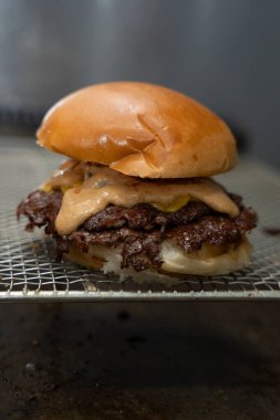 Özel soslu ve ızgarada erimiş peynirli Smash Burger 'in Yakın Çekimi
