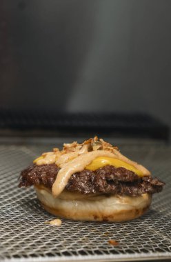 Çedar peynirli Smash Burger Patty ve ızgarada özel sos.