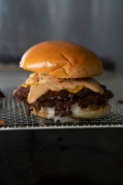 Özel soslu ve ızgarada erimiş peynirli Smash Burger 'in Yakın Çekimi