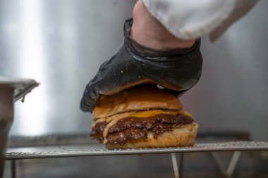 Mutfakta Çedar, Çıtır Soğan ve Sos ile Gurme Ezme Burgeri Şefi