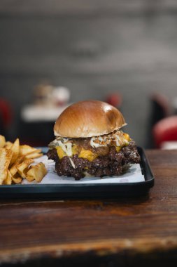 Çedar peynirli gurme ezmesi, karamelli soğan ve tepside patates kızartması.