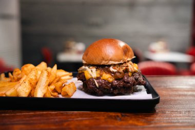 Çedar peynirli gurme ezmesi, karamelli soğan ve tepside patates kızartması.