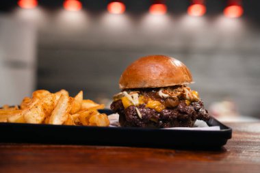 Çedar peynirli gurme ezmesi, karamelli soğan ve tepside patates kızartması.