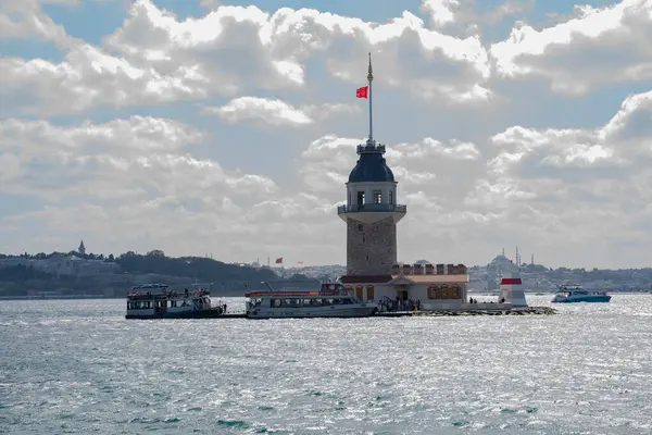 İstanbul 'daki Tarihi Bakireler Kulesi, İstanbul' un İkonik Osmanlı Tarihi Simgesi...