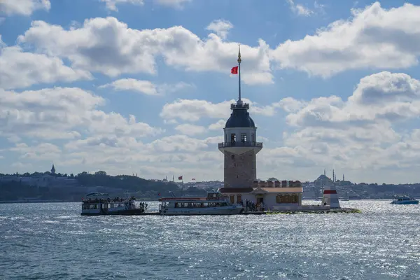 İstanbul 'daki Tarihi Bakireler Kulesi, İstanbul' un İkonik Osmanlı Tarihi Simgesi...
