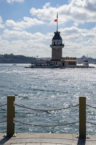 İstanbul 'daki Tarihi Bakireler Kulesi, İstanbul' un İkonik Osmanlı Tarihi Simgesi...