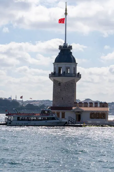 İstanbul 'daki Tarihi Bakireler Kulesi, İstanbul' un İkonik Osmanlı Tarihi Simgesi...