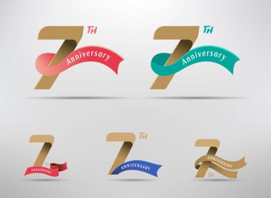 Alternatif sayı ve kurdele tasarımlı 7. yıl dönümü kutlaması logosu