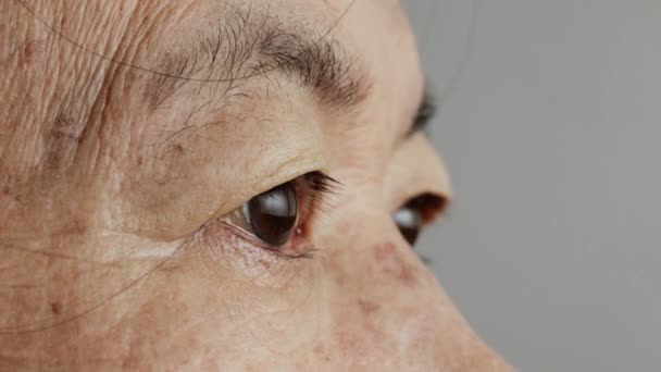 Close Video Side Eyes Eyebrows Elderly Asian Woman Demonstrates Facial — Wideo stockowe