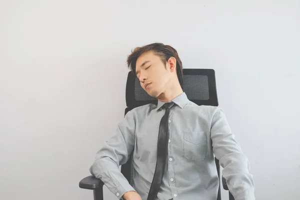 Joven Hombre Negocios Durmiendo Silla Oficina Mostrando Agotamiento Del Trabajo —  Fotos de Stock