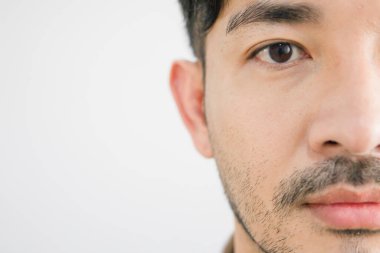 Yakından bakınca sakallı yakışıklı bir Asyalı yüzü var..