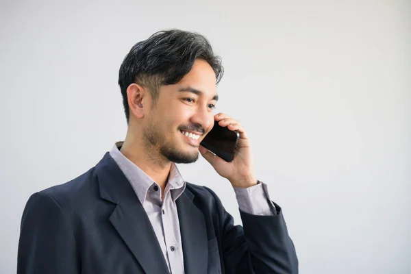 Snygg Asiatisk Affärsman Kostym Stående Och Talar Mobiltelefon Leende Uttryck — Stockfoto
