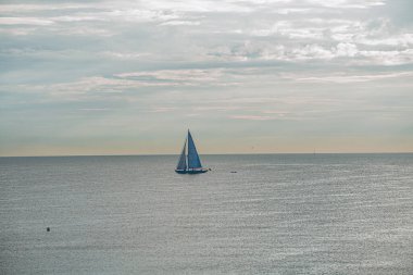 Denizdeki yelkenli manzarası