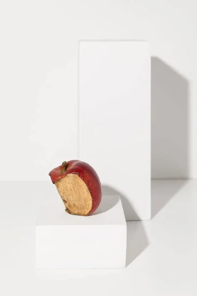 Ein Halber Fauler Apfel Auf Weißem Hintergrund — Stockfoto