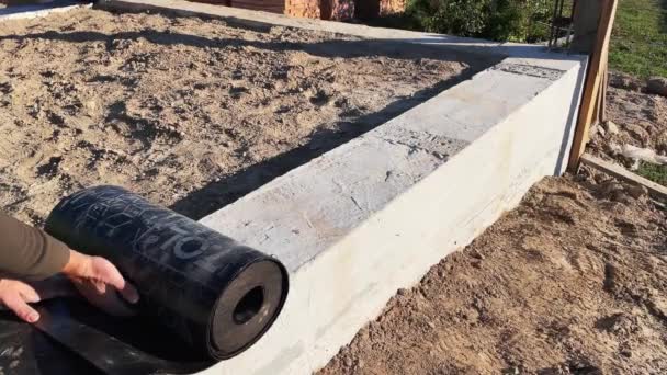 Roll Waterproofing Dari Fondasi Bangunan Sebelum Dimulainya Meletakkan Dinding Dari — Stok Video