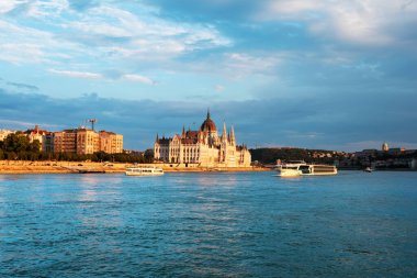 Macaristan Parlamento Binası Tuna nehri boyunca yaz akşamları