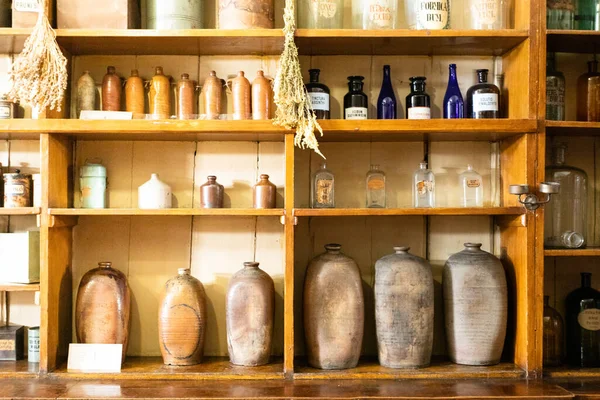 Regale Mit Antiken Töpferwaren Und Glasgefäßen Apothekenbedarf — Stockfoto
