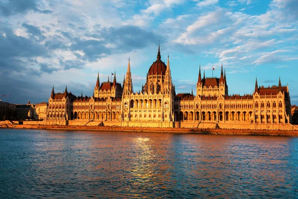 夏夜日落时 匈牙利国会大楼沿着多瑙河建造 — 图库照片