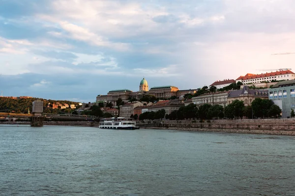 Palácio Real Budapeste Lado Rio Durante Uma Caminhada Barco Recreio — Fotografia de Stock
