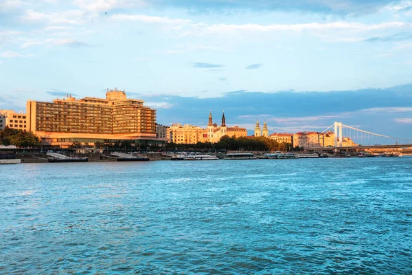 Nehirden Budapeşte 'nin panoramik manzarası gün batımında bir tekne gezisi sırasında