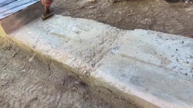 Kaplama su geçirmez astar uygulamadan önce beton temeli tozdan temizliyorum. 4k video Yavaş çekim.