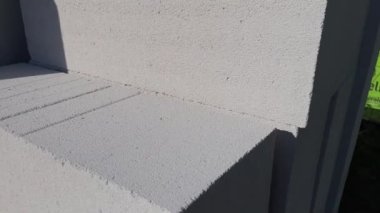 Gaz bloğu bir inşaat alanında. Gaz bloğu paleti ile yavaş çekim videosu. 4k video