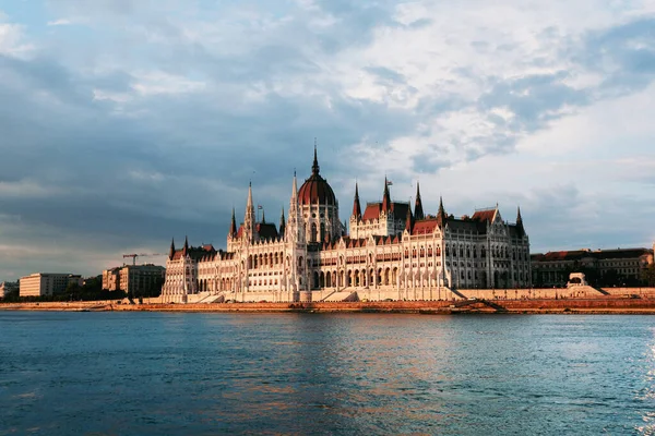 Parlamento Húngaro Edifício Longo Rio Danúbio Pôr Sol Noite Verão — Fotografia de Stock